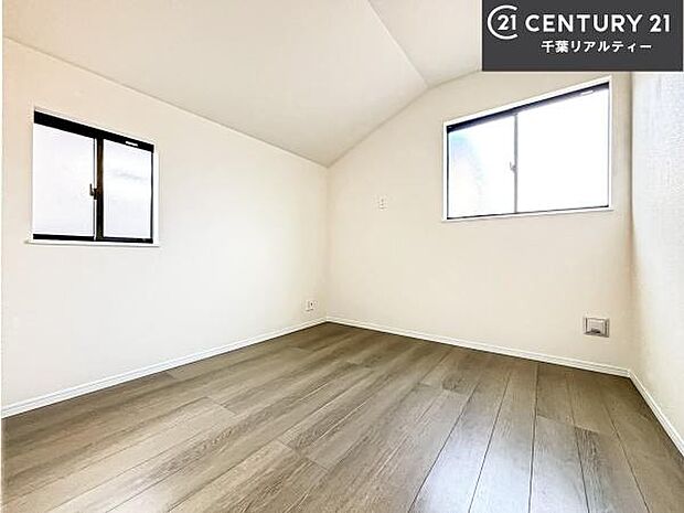 掃き出し窓がないお部屋は、お子様のお部屋としても安心です!収納スペースも充実しているので散らかったお部屋をサッと片付けられます!