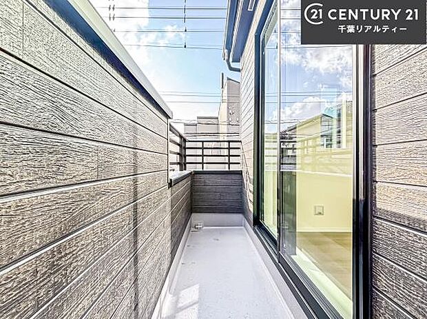 陽当たりの良いバルコニーで、お洗濯物もよく乾きそうですね!お天気の良い日にはバルコニーへ出てリフレッシュするのも気持ちよさそうです。