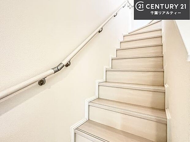 階段は明るく手摺りもついています!お子様やご年配の方も安心してご利用頂けますね!