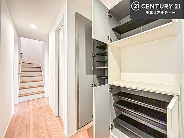 シューズボックス付き。玄関が片付きお掃除がしやすいです!スッキリした玄関で戸を開けた瞬間、清潔感のある心地いい空間が出迎えてくれます。