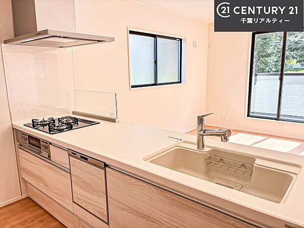 ワイドなシンクですね!水が跳ねにくく洗物がしやすい家事が楽々仕様のシステムキッチンです!デザイン性と機能性を兼ねたキッチンで清潔感がありますね!