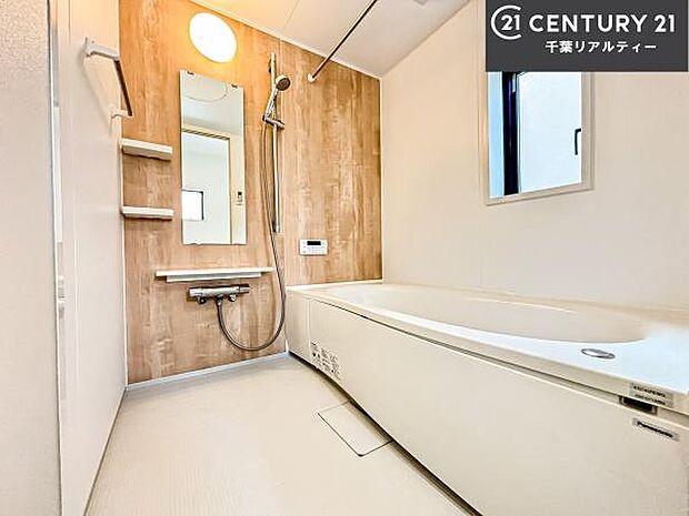 落ち着きある大人の雰囲気のバスルームは、味が出ていてバスタイムが充実!お仕事頑張っているご褒美にお好みの匂いの入浴剤を入れて、楽しんでみてはいかがでしょうか?