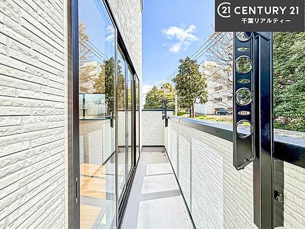 陽当たりの良いバルコニーで、お洗濯物もよく乾きそうですね!お天気の良い日にはバルコニーへ出てリフレッシュするのも気持ちよさそうです。