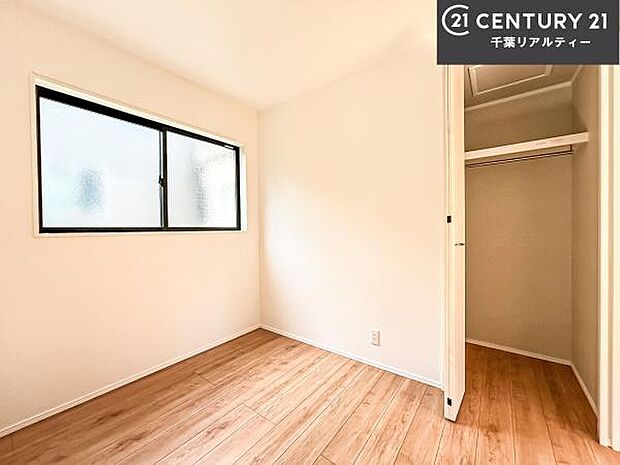 収納スペースがついています!居室をスッキリ整頓する事ができますね。家具を選ばないシンプルなデザインの為、家具を選ばずお気に入りの空間作りができそうですね。