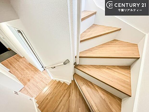 階段は明るく手摺りもついています!お子様やご年配の方も安心してご利用頂けますね!