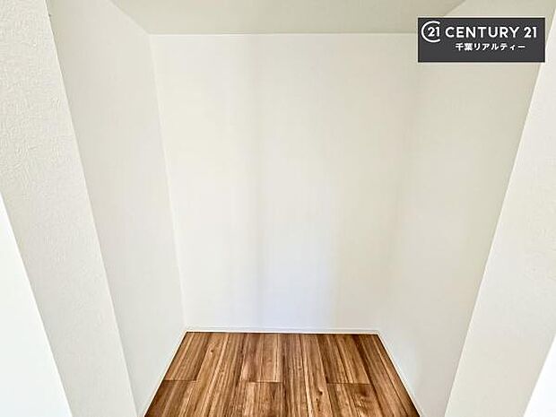 ウォークインクローゼット付きです。たくさんのお洋服などを収納しておけそうですね!他にも扇風機や加湿器など季節物の大きな家電も収納できます!