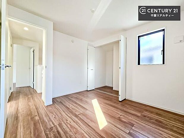 シンプルにデザインされているため、家具を選びません!お気に入りの家具を置いてくつろげる空間を作ることができます。