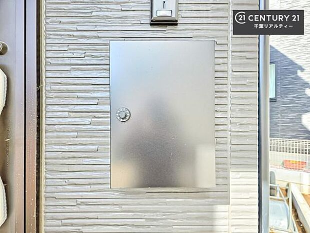 郵便ポスト付きで不在時でも荷物が受け取れてとっても便利！家にいなきゃいけないストレス回避！再配達の手間が省けます！