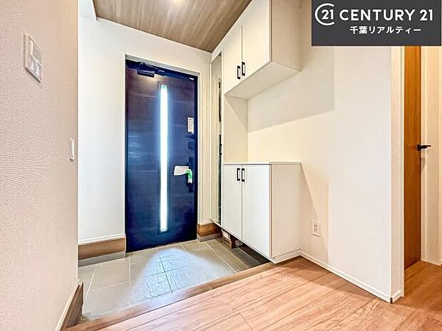 疲れて帰ってきても、ただいま！を言いたくなる、優しく迎え入れてくれる空間になっています。窓があり明るく温もり溢れる玄関です！