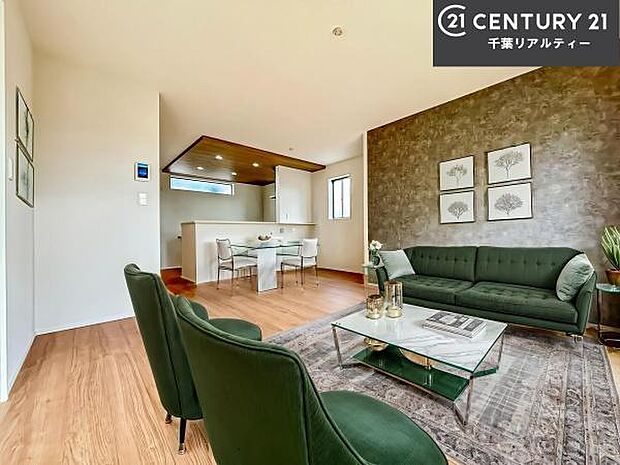 家具はCGパースです。心地良いリビングは家族が自然と集まります。家族団欒の時間が増えそうです。ご家族と、より一層充実した時間を過ごせそうですね。