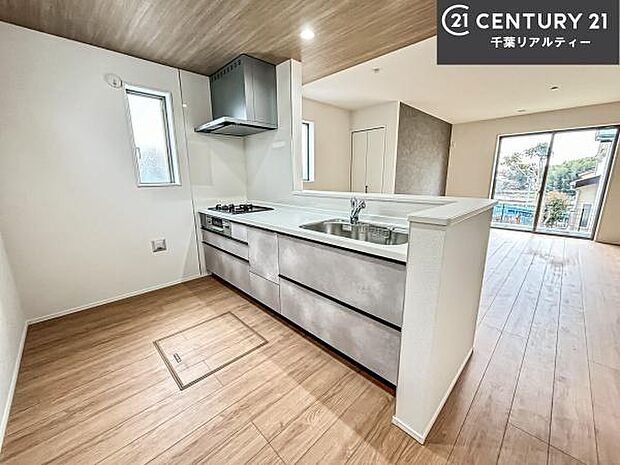 ゆとりある調理スペースで作業がしやすい快適なキッチンです！お子様と一緒にお菓子造りも楽しめる広々スペースです。楽しい調理時間になりそうですね！