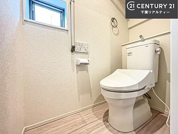 1・2階にトイレがございます！朝の忙しい時間帯も待たずにすみそうですね。白を基調とした清潔感のあるトイレでお手入れがしやすいです！