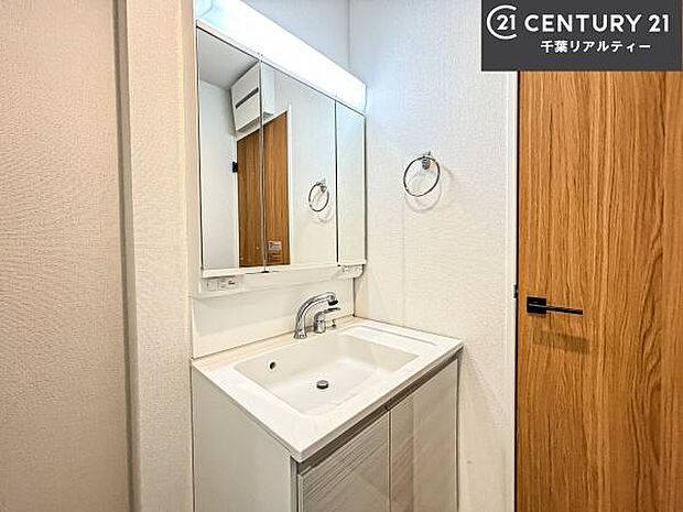 三面鏡仕様の洗面所は、身だしなみがしやすい造り！裏は収納になっています。ドライヤーやお化粧道具を片付けられるので洗面台周りをスッキリと見せることが出来ます！