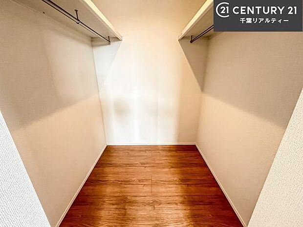 ウォークインクローゼット付きです。たくさんのお洋服などを収納しておけそうですね！他にも扇風機や加湿器など季節物の大きな家電も収納できます！