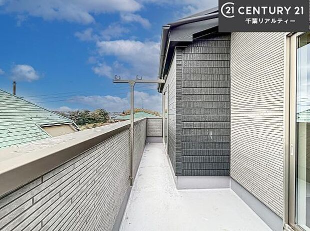 広々としているバルコニーです！お洗濯物を干すのはもちろん風に当たりながらくつろぎタイムが送れます！