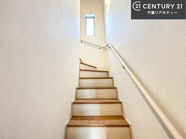 階段は明るく手摺りもついています！お子様やご年配の方も安心してご利用頂けますね！