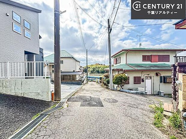 前面道路は4ｍ！陽当り良好な立地です。車庫入れが苦手な方も安心ですね。