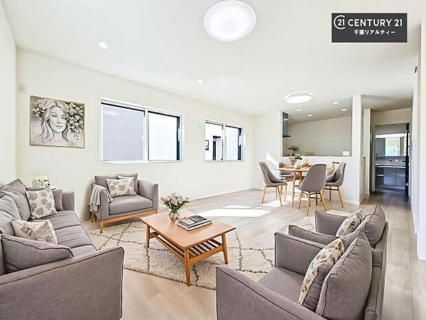 家具はCGパースです。心地良いリビングは家族が自然と集まります。家族団欒の時間が増えそうです。ご家族と、より一層充実した時間を過ごせそうですね。