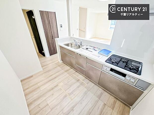 作業がしやすいシステムキッチンです!収納がたくさん付いているので、調理スペースに物を置かなくて済むので、広々使えて、快適に作業ができます!