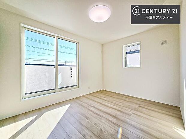 バルコニーへ面した洋室なので天気のいい日はバルコニーへ出てリフレッシュするのもいいですね!充実したプライベートタイムが送れる洋室!陽当たり、風通し良好です。