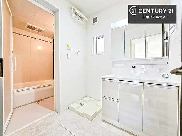 三面鏡仕様の洗面所は、身だしなみがしやすい造り!裏は収納になっています。ドライヤーやお化粧道具を片付けられるので洗面台周りをスッキリと見せることが出来ます!