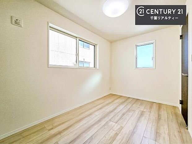 シンプルにデザインされているため、家具を選びません!お気に入りの家具を置いてくつろげる空間を作ることができます。