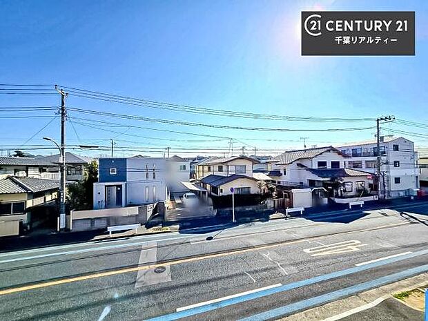 晴れた日には青い空を見渡せる開放的な時間を楽しめます。気持ちの良い風が通り抜ける街並みです!