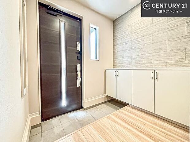 疲れて帰ってきても、ただいま!を言いたくなる、優しく迎え入れてくれる空間になっています。明るく温もり溢れる玄関です!