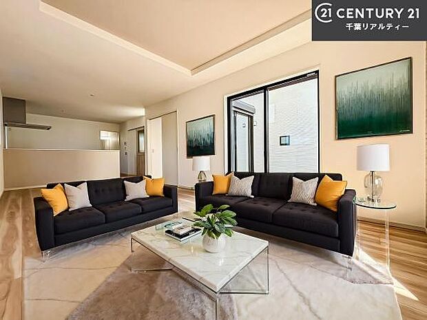 家具はCGパースです。開放感のある広々LDK!ソファーやダイニングテーブルを置いても窮屈にならないので快適に過ごせます!コミュニケーションが取りやすいリビングです!