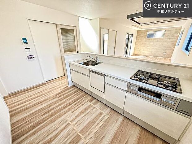 ゆとりある調理スペースで作業がしやすい快適なキッチンです!お子様と一緒にお菓子造りも楽しめる広々スペースです。楽しい調理時間になりそうですね!