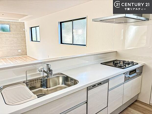 大人気の対面式システムキッチンを採用しています!ご家族のコミュニケーションが自然と増える設計です。お子様にも目が届くので嬉しいですね!広々使えて快適で作業が進みます。