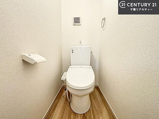 1・2階にトイレがございます!朝の忙しい時間帯も待たずにすみそうですね。白を基調とした清潔感のあるトイレでお手入れがしやすいです!