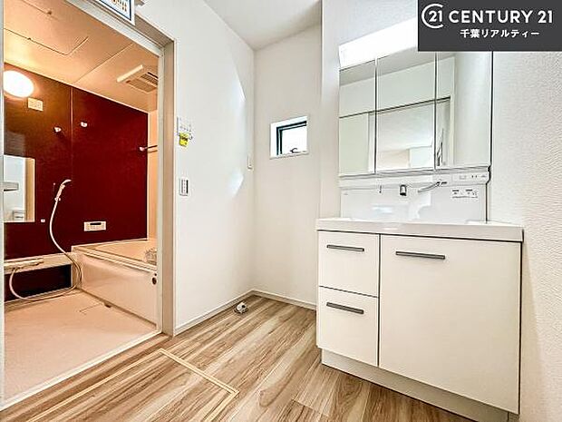 小窓付きの明るい洗面室です!湿気もすぐに入れ替えができて清潔に保つことができます!自然光が差し込むのでお化粧の仕上がりも良くなりますね!