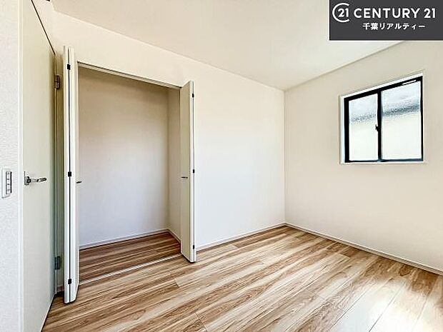 明るい室内は、風通しも良く、明るく大変居心地の良い空間となっております。リラックスして過ごせる心地の良いお部屋です!