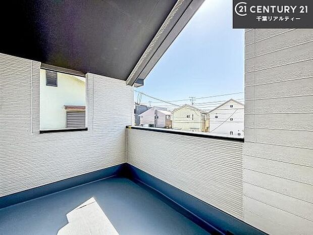 晴れた日には青い空を見渡せる開放的な時間を楽しめます。気持ちの良い風が通り抜ける街並みです!