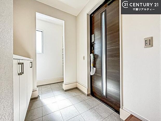 疲れて帰ってきても、ただいま!を言いたくなる、優しく迎え入れてくれる空間になっています。明るく温もり溢れる玄関です!