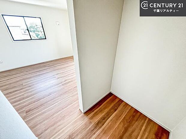 ウォークインクローゼット付きです。たくさんのお洋服などを収納しておけそうですね!他にも扇風機や加湿器など季節物の大きな家電も収納できます!