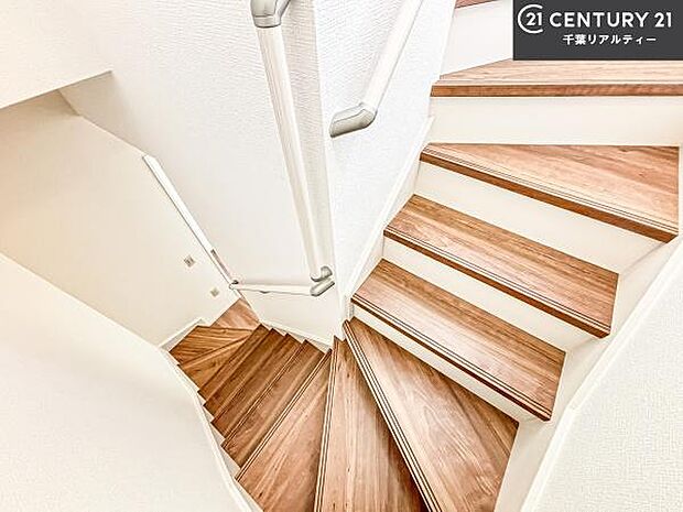 階段は明るく手摺りもついています!お子様やご年配の方も安心してご利用頂けますね!