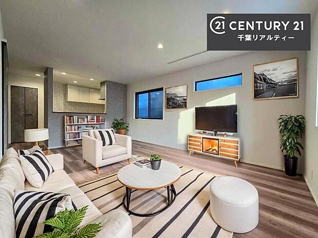 家具はCGパースです。開放感のある広々LDK!ソファーやダイニングテーブルを置いても窮屈にならないので快適に過ごせます!コミュニケーションが取りやすいリビングです!