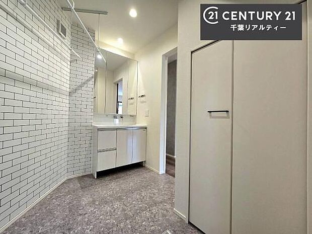 三面鏡仕様の洗面所は、身だしなみがしやすい造り!裏は収納になっています。ドライヤーやお化粧道具を片付けられるので洗面台周りをスッキリと見せることが出来ます!