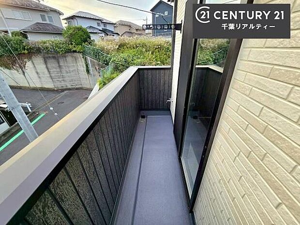 広々としているバルコニーです！お洗濯物を干すのはもちろん風に当たりながらくつろぎタイムが送れます！