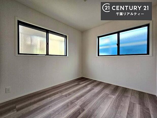 2面採光を確保した明るい室内は、風通しも良く、明るく大変居心地の良い空間となっております。リラックスして過ごせる心地の良いお部屋です!朝の目覚めがスッキリしますね!