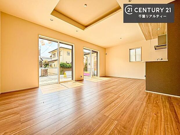 優しい陽だまりがリビングを包んでくれて居心地の良い空間を演出してくれます!くつろぎの時間を過ごせます!