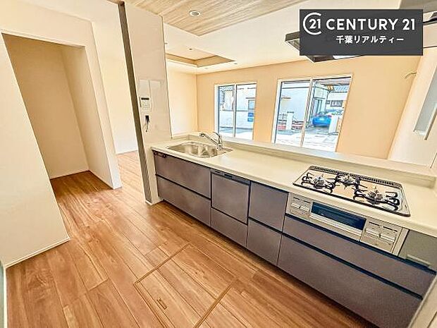 大人気の対面式システムキッチンを採用しています!ご家族のコミュニケーションが自然と増える設計です。お子様にも目が届くので嬉しいですね!広々使えて快適で作業が進みます。