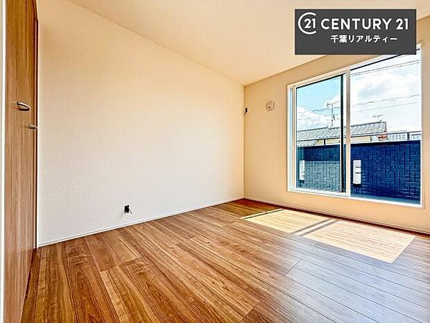 バルコニーへ面した洋室なので天気のいい日はバルコニーへ出てリフレッシュするのもいいですね!充実したプライベートタイムが送れる洋室!陽当たり、風通し良好です。