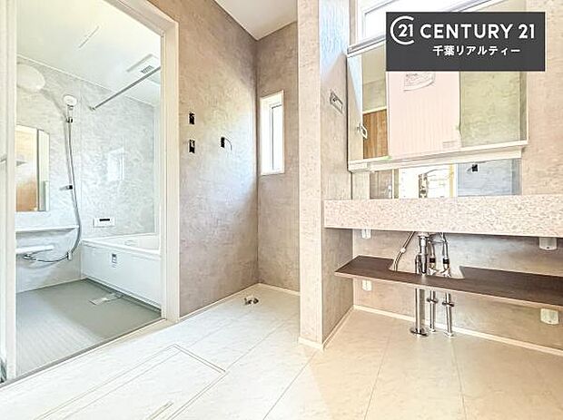 オープンタイプの洗面台は、おしゃれで溝がなくお手入れがしやすい魅力的な洗面台です!毎日の身支度が快適!