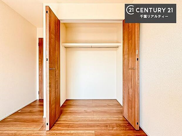 住空間をすっきり使うためには必須ポイントの収納スペースですよね。是非現地でご確認ください!