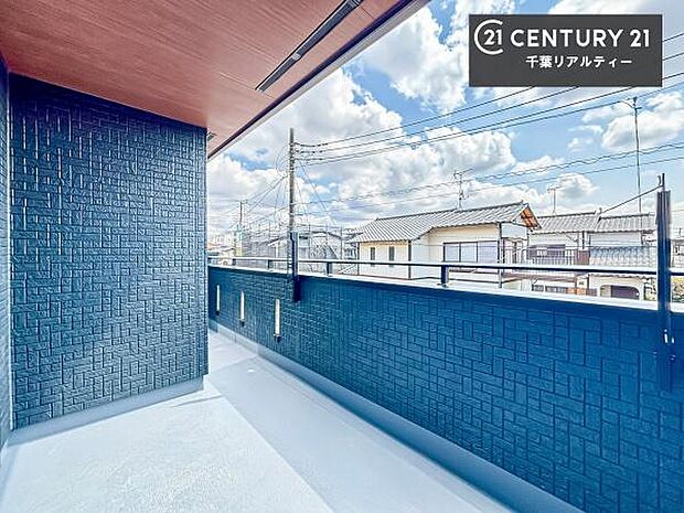 晴れた日には青い空を見渡せる開放的な時間を楽しめます。気持ちの良い風が通り抜ける街並みです!