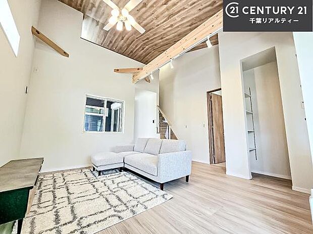 優しい陽だまりがリビングを包んでくれて居心地の良い空間を演出してくれます!くつろぎの時間を過ごせます!