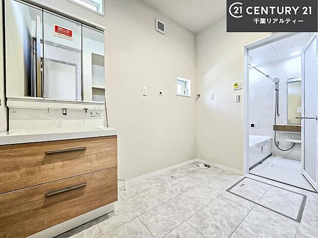 三面鏡仕様の洗面所は、身だしなみがしやすい造り!裏は収納になっています。ドライヤーやお化粧道具を片付けられるので洗面台周りをスッキリと見せることが出来ます!